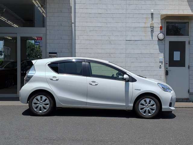 トヨタ アクア S 埼玉県 2014(平26)年 3.7万km ライムホワイトパールクリスタルシャイン メモリナビ(NSCP-W62)/ワンセグテレビ/バックカメラ/アイドリングストップ/ドアバイザー/コーナーポール/プッシュスタート/ETC/前後ドライブレコーダー(ZDR045)/整備記録簿(R5、R3、R1、H29、H28、H27、H26)