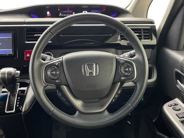 ホンダ ステップワゴン スパーダ ホンダセンシング 鹿児島県 2020(令2)年 3.4万km プラチナホワイトパール ホンダセンシング/社外SDナビ/(BT/CD/DVD/フルセグTV)/社外フリップダウンモニター/両側パワースライドドア/レーダークルーズコントロール/レーンキープアシスト/パドルシフト/ステアリングスイッチ/バックカメラ/純正ビルトインETC2.0/わくわくゲート/前方ドライブレコーダー/ウォークスルー/純正フロアマット/純正サイドバイザー/アイドリングストップ/純正LEDヘッドライト