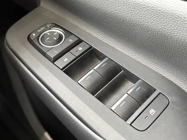 トヨタ プリウス Z 愛知県 2023(令5)年 1.4万km プラチナホワイトパールマイカ ワンオーナー/純正12.3インチナビ/　TV/BT/USB/AM/FM/Miracast/スマホ連携/全方位カメラ/エアーシート/シートヒーター/運転席パワーシート（メモリー付き）/ハンドルヒーター/トヨタセーフティセンス/レーダークルーズ/LKA/BSM/パワーバックドア/デジタルインナーミラー/ワイヤレス充電/ETC2.0/100V電源/電動パーキングブレーキ/オートホールド機能/純正フロアマット/ドアバイザー/スマートキー×2