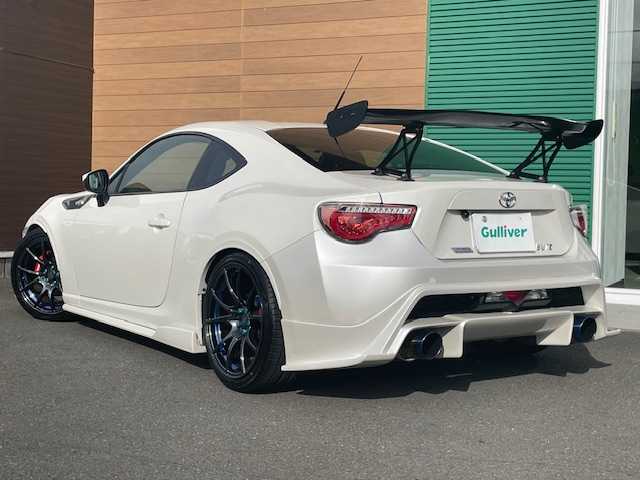 トヨタ ８６ GT 静岡県 2013(平25)年 4.8万km サテンホワイトパール 6MT/社外WedsSport18inAW/社外ナビ/（AM/FM/BT/TV）/社外フルエアロ（フロント・サイド・リア）/BLITZ車高調/社外マフラー/ETC/プッシュスタート/スマートキー/スペアキー1/オートライト/HIDヘッドライト/純正フロアマット/電格ミラー/革巻きステアリング/社外タコメーター（AUTO GAUGE)/取扱説明書