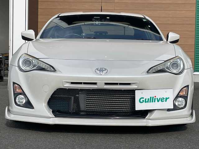 トヨタ ８６ GT 静岡県 2013(平25)年 4.8万km サテンホワイトパール 6MT/社外WedsSport18inAW/社外ナビ/（AM/FM/BT/TV）/社外フルエアロ（フロント・サイド・リア）/BLITZ車高調/社外マフラー/ETC/プッシュスタート/スマートキー/スペアキー1/オートライト/HIDヘッドライト/純正フロアマット/電格ミラー/革巻きステアリング/社外タコメーター（AUTO GAUGE)/取扱説明書