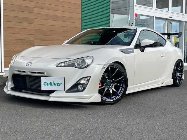 トヨタ ８６ GT 静岡県 2013(平25)年 4.8万km サテンホワイトパール 6MT/社外WedsSport18inAW/社外ナビ/（AM/FM/BT/TV）/社外フルエアロ（フロント・サイド・リア）/BLITZ車高調/社外マフラー/ETC/プッシュスタート/スマートキー/スペアキー1/オートライト/HIDヘッドライト/純正フロアマット/電格ミラー/革巻きステアリング/社外タコメーター（AUTO GAUGE)/取扱説明書