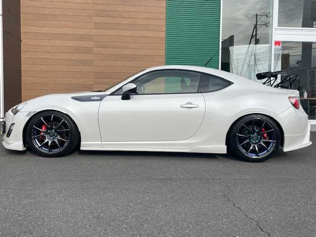 トヨタ ８６ GT 静岡県 2013(平25)年 4.8万km サテンホワイトパール 6MT/社外WedsSport18inAW/社外ナビ/（AM/FM/BT/TV）/社外フルエアロ（フロント・サイド・リア）/BLITZ車高調/社外マフラー/ETC/プッシュスタート/スマートキー/スペアキー1/オートライト/HIDヘッドライト/純正フロアマット/電格ミラー/革巻きステアリング/社外タコメーター（AUTO GAUGE)/取扱説明書