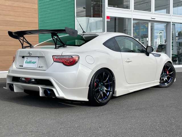 トヨタ ８６ GT 静岡県 2013(平25)年 4.8万km サテンホワイトパール 6MT/社外WedsSport18inAW/社外ナビ/（AM/FM/BT/TV）/社外フルエアロ（フロント・サイド・リア）/BLITZ車高調/社外マフラー/ETC/プッシュスタート/スマートキー/スペアキー1/オートライト/HIDヘッドライト/純正フロアマット/電格ミラー/革巻きステアリング/社外タコメーター（AUTO GAUGE)/取扱説明書