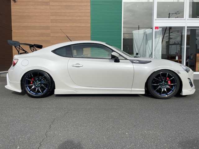 トヨタ ８６ GT 静岡県 2013(平25)年 4.8万km サテンホワイトパール 6MT/社外WedsSport18inAW/社外ナビ/（AM/FM/BT/TV）/社外フルエアロ（フロント・サイド・リア）/BLITZ車高調/社外マフラー/ETC/プッシュスタート/スマートキー/スペアキー1/オートライト/HIDヘッドライト/純正フロアマット/電格ミラー/革巻きステアリング/社外タコメーター（AUTO GAUGE)/取扱説明書