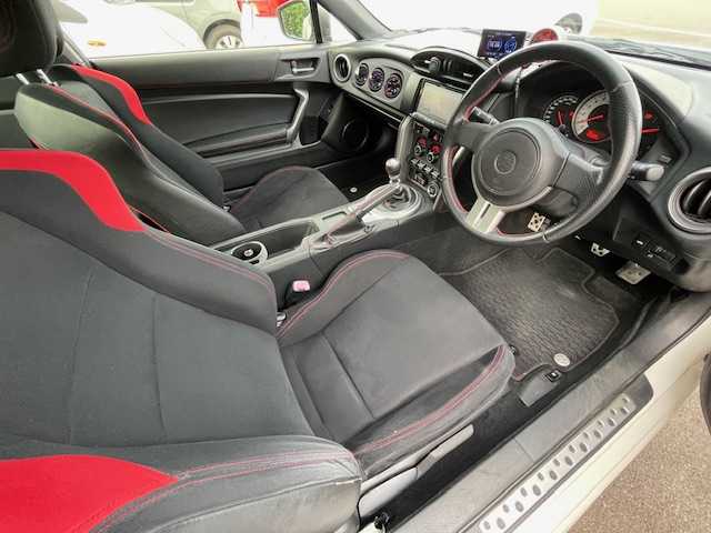 トヨタ ８６ GT 静岡県 2013(平25)年 4.8万km サテンホワイトパール 6MT/社外WedsSport18inAW/社外ナビ/（AM/FM/BT/TV）/社外フルエアロ（フロント・サイド・リア）/BLITZ車高調/社外マフラー/ETC/プッシュスタート/スマートキー/スペアキー1/オートライト/HIDヘッドライト/純正フロアマット/電格ミラー/革巻きステアリング/社外タコメーター（AUTO GAUGE)/取扱説明書