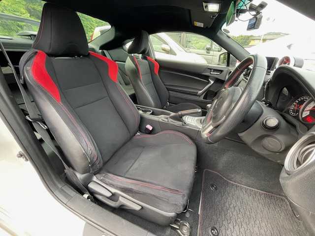 トヨタ ８６ GT 静岡県 2013(平25)年 4.8万km サテンホワイトパール 6MT/社外WedsSport18inAW/社外ナビ/（AM/FM/BT/TV）/社外フルエアロ（フロント・サイド・リア）/BLITZ車高調/社外マフラー/ETC/プッシュスタート/スマートキー/スペアキー1/オートライト/HIDヘッドライト/純正フロアマット/電格ミラー/革巻きステアリング/社外タコメーター（AUTO GAUGE)/取扱説明書