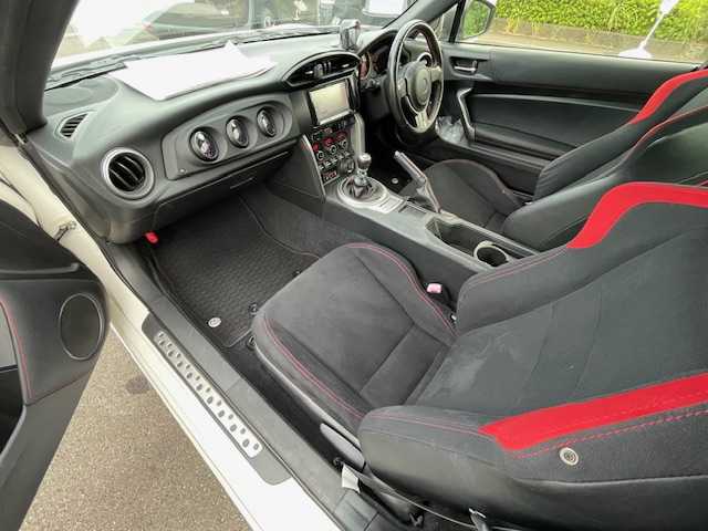 トヨタ ８６ GT 静岡県 2013(平25)年 4.8万km サテンホワイトパール 6MT/社外WedsSport18inAW/社外ナビ/（AM/FM/BT/TV）/社外フルエアロ（フロント・サイド・リア）/BLITZ車高調/社外マフラー/ETC/プッシュスタート/スマートキー/スペアキー1/オートライト/HIDヘッドライト/純正フロアマット/電格ミラー/革巻きステアリング/社外タコメーター（AUTO GAUGE)/取扱説明書