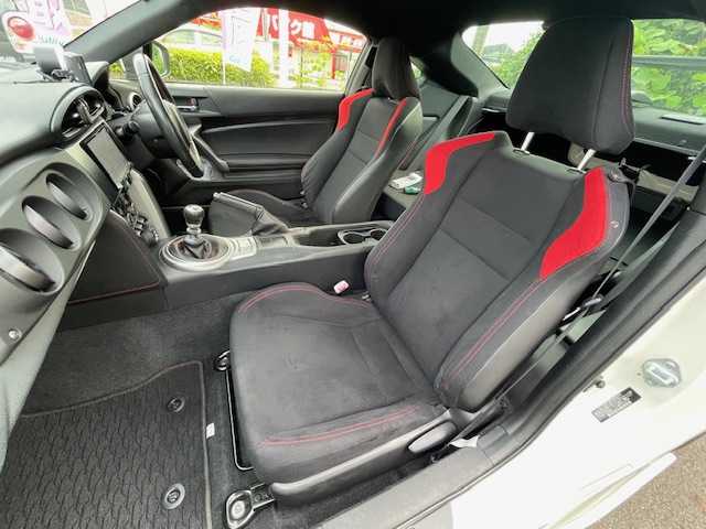 トヨタ ８６ GT 静岡県 2013(平25)年 4.8万km サテンホワイトパール 6MT/社外WedsSport18inAW/社外ナビ/（AM/FM/BT/TV）/社外フルエアロ（フロント・サイド・リア）/BLITZ車高調/社外マフラー/ETC/プッシュスタート/スマートキー/スペアキー1/オートライト/HIDヘッドライト/純正フロアマット/電格ミラー/革巻きステアリング/社外タコメーター（AUTO GAUGE)/取扱説明書