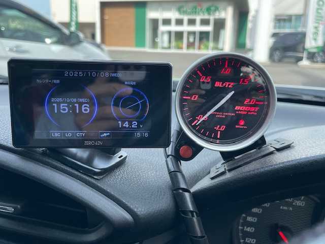 トヨタ ８６ GT 静岡県 2013(平25)年 4.8万km サテンホワイトパール 6MT/社外WedsSport18inAW/社外ナビ/（AM/FM/BT/TV）/社外フルエアロ（フロント・サイド・リア）/BLITZ車高調/社外マフラー/ETC/プッシュスタート/スマートキー/スペアキー1/オートライト/HIDヘッドライト/純正フロアマット/電格ミラー/革巻きステアリング/社外タコメーター（AUTO GAUGE)/取扱説明書