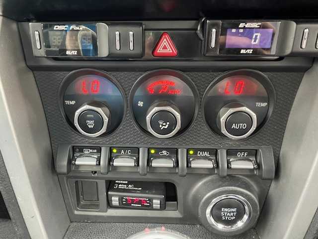トヨタ ８６ GT 静岡県 2013(平25)年 4.8万km サテンホワイトパール 6MT/社外WedsSport18inAW/社外ナビ/（AM/FM/BT/TV）/社外フルエアロ（フロント・サイド・リア）/BLITZ車高調/社外マフラー/ETC/プッシュスタート/スマートキー/スペアキー1/オートライト/HIDヘッドライト/純正フロアマット/電格ミラー/革巻きステアリング/社外タコメーター（AUTO GAUGE)/取扱説明書