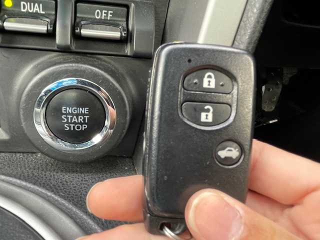 トヨタ ８６ GT 静岡県 2013(平25)年 4.8万km サテンホワイトパール 6MT/社外WedsSport18inAW/社外ナビ/（AM/FM/BT/TV）/社外フルエアロ（フロント・サイド・リア）/BLITZ車高調/社外マフラー/ETC/プッシュスタート/スマートキー/スペアキー1/オートライト/HIDヘッドライト/純正フロアマット/電格ミラー/革巻きステアリング/社外タコメーター（AUTO GAUGE)/取扱説明書