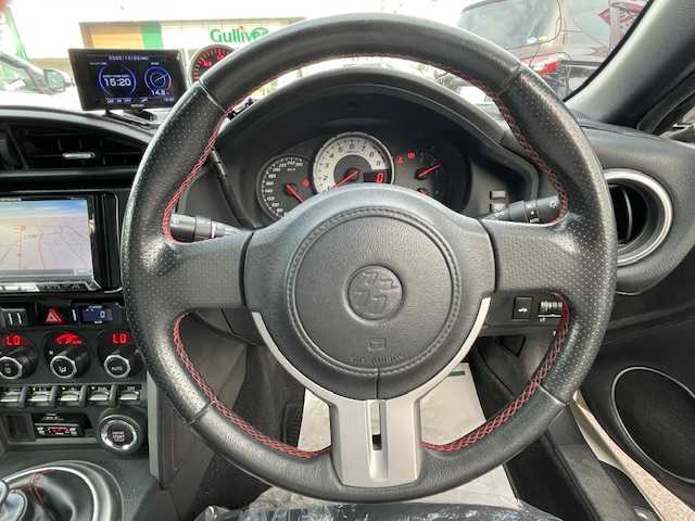 トヨタ ８６ GT 静岡県 2013(平25)年 4.8万km サテンホワイトパール 6MT/社外WedsSport18inAW/社外ナビ/（AM/FM/BT/TV）/社外フルエアロ（フロント・サイド・リア）/BLITZ車高調/社外マフラー/ETC/プッシュスタート/スマートキー/スペアキー1/オートライト/HIDヘッドライト/純正フロアマット/電格ミラー/革巻きステアリング/社外タコメーター（AUTO GAUGE)/取扱説明書
