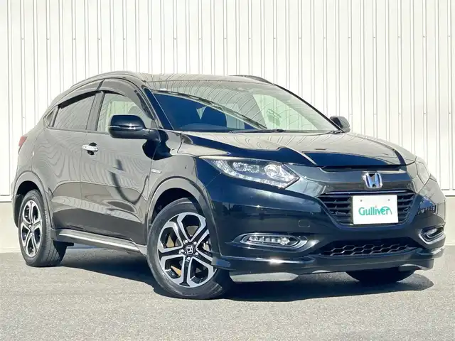 ホンダ ヴェゼル ハイブリッド Z ホンダセンシング 群馬県 2016(平28)年 8.8万km クリスタルブラックパール ワンオ-ナ-/ディーラーオプション8インチインターナビ/ CD/DVD/Bluetooth/SD/AUX/HDMI/USB/フルセグTV/バックカメラ/Honda SENSING/・ACC(アダプティブクルーズコントロール)/・CMBS（衝突被害軽減ブレーキ）/・LKAS（車線維持支援システム）/・路外逸脱抑制機能/・誤発進抑制機能/・先行車発進お知らせ機能/・標識認識機能/・歩行者事故低減ステアリング/・オートハイビーム/レザーシート/前席シートヒーター/前席パワーシート/運転席メモリーシート/革巻きステアリング/ステアリングリモコン/ETC/電子パーキングブレーキ/オートブレーキホールド/純正LEDヘッドライト/純正18インチアルミ/前方ドライブレコーダー/保証書/取扱説明書