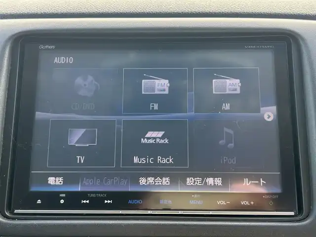 ホンダ ヴェゼル ハイブリッド Z ホンダセンシング 群馬県 2016(平28)年 8.8万km クリスタルブラックパール ワンオ-ナ-/ディーラーオプション8インチインターナビ/ CD/DVD/Bluetooth/SD/AUX/HDMI/USB/フルセグTV/バックカメラ/Honda SENSING/・ACC(アダプティブクルーズコントロール)/・CMBS（衝突被害軽減ブレーキ）/・LKAS（車線維持支援システム）/・路外逸脱抑制機能/・誤発進抑制機能/・先行車発進お知らせ機能/・標識認識機能/・歩行者事故低減ステアリング/・オートハイビーム/レザーシート/前席シートヒーター/前席パワーシート/運転席メモリーシート/革巻きステアリング/ステアリングリモコン/ETC/電子パーキングブレーキ/オートブレーキホールド/純正LEDヘッドライト/純正18インチアルミ/前方ドライブレコーダー/保証書/取扱説明書