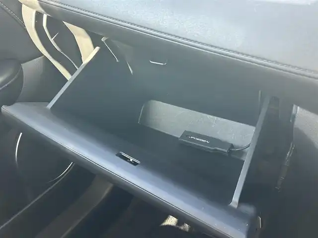 ホンダ ヴェゼル ハイブリッド Z ホンダセンシング 群馬県 2016(平28)年 8.8万km クリスタルブラックパール ワンオ-ナ-/ディーラーオプション8インチインターナビ/ CD/DVD/Bluetooth/SD/AUX/HDMI/USB/フルセグTV/バックカメラ/Honda SENSING/・ACC(アダプティブクルーズコントロール)/・CMBS（衝突被害軽減ブレーキ）/・LKAS（車線維持支援システム）/・路外逸脱抑制機能/・誤発進抑制機能/・先行車発進お知らせ機能/・標識認識機能/・歩行者事故低減ステアリング/・オートハイビーム/レザーシート/前席シートヒーター/前席パワーシート/運転席メモリーシート/革巻きステアリング/ステアリングリモコン/ETC/電子パーキングブレーキ/オートブレーキホールド/純正LEDヘッドライト/純正18インチアルミ/前方ドライブレコーダー/保証書/取扱説明書