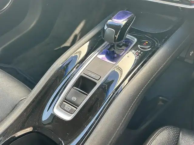 ホンダ ヴェゼル ハイブリッド Z ホンダセンシング 群馬県 2016(平28)年 8.8万km クリスタルブラックパール ワンオ-ナ-/ディーラーオプション8インチインターナビ/ CD/DVD/Bluetooth/SD/AUX/HDMI/USB/フルセグTV/バックカメラ/Honda SENSING/・ACC(アダプティブクルーズコントロール)/・CMBS（衝突被害軽減ブレーキ）/・LKAS（車線維持支援システム）/・路外逸脱抑制機能/・誤発進抑制機能/・先行車発進お知らせ機能/・標識認識機能/・歩行者事故低減ステアリング/・オートハイビーム/レザーシート/前席シートヒーター/前席パワーシート/運転席メモリーシート/革巻きステアリング/ステアリングリモコン/ETC/電子パーキングブレーキ/オートブレーキホールド/純正LEDヘッドライト/純正18インチアルミ/前方ドライブレコーダー/保証書/取扱説明書