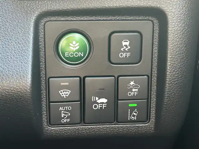 ホンダ ヴェゼル ハイブリッド Z ホンダセンシング 群馬県 2016(平28)年 8.8万km クリスタルブラックパール ワンオ-ナ-/ディーラーオプション8インチインターナビ/ CD/DVD/Bluetooth/SD/AUX/HDMI/USB/フルセグTV/バックカメラ/Honda SENSING/・ACC(アダプティブクルーズコントロール)/・CMBS（衝突被害軽減ブレーキ）/・LKAS（車線維持支援システム）/・路外逸脱抑制機能/・誤発進抑制機能/・先行車発進お知らせ機能/・標識認識機能/・歩行者事故低減ステアリング/・オートハイビーム/レザーシート/前席シートヒーター/前席パワーシート/運転席メモリーシート/革巻きステアリング/ステアリングリモコン/ETC/電子パーキングブレーキ/オートブレーキホールド/純正LEDヘッドライト/純正18インチアルミ/前方ドライブレコーダー/保証書/取扱説明書