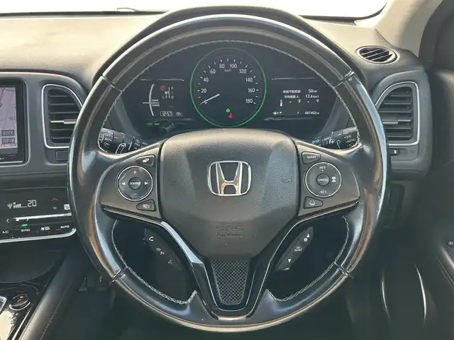 ホンダ ヴェゼル ハイブリッド Z ホンダセンシング 群馬県 2016(平28)年 8.8万km クリスタルブラックパール ワンオ-ナ-/ディーラーオプション8インチインターナビ/ CD/DVD/Bluetooth/SD/AUX/HDMI/USB/フルセグTV/バックカメラ/Honda SENSING/・ACC(アダプティブクルーズコントロール)/・CMBS（衝突被害軽減ブレーキ）/・LKAS（車線維持支援システム）/・路外逸脱抑制機能/・誤発進抑制機能/・先行車発進お知らせ機能/・標識認識機能/・歩行者事故低減ステアリング/・オートハイビーム/レザーシート/前席シートヒーター/前席パワーシート/運転席メモリーシート/革巻きステアリング/ステアリングリモコン/ETC/電子パーキングブレーキ/オートブレーキホールド/純正LEDヘッドライト/純正18インチアルミ/前方ドライブレコーダー/保証書/取扱説明書