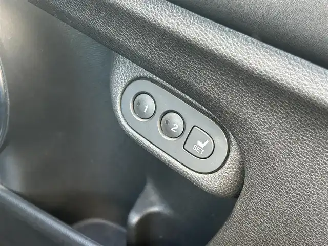 ホンダ ヴェゼル ハイブリッド Z ホンダセンシング 群馬県 2016(平28)年 8.8万km クリスタルブラックパール ワンオ-ナ-/ディーラーオプション8インチインターナビ/ CD/DVD/Bluetooth/SD/AUX/HDMI/USB/フルセグTV/バックカメラ/Honda SENSING/・ACC(アダプティブクルーズコントロール)/・CMBS（衝突被害軽減ブレーキ）/・LKAS（車線維持支援システム）/・路外逸脱抑制機能/・誤発進抑制機能/・先行車発進お知らせ機能/・標識認識機能/・歩行者事故低減ステアリング/・オートハイビーム/レザーシート/前席シートヒーター/前席パワーシート/運転席メモリーシート/革巻きステアリング/ステアリングリモコン/ETC/電子パーキングブレーキ/オートブレーキホールド/純正LEDヘッドライト/純正18インチアルミ/前方ドライブレコーダー/保証書/取扱説明書