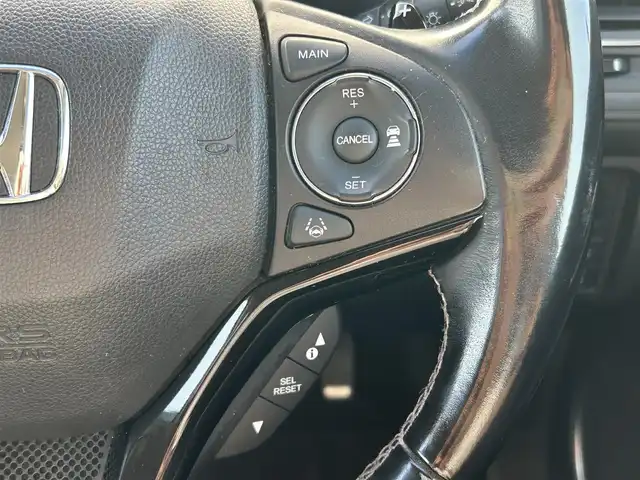 ホンダ ヴェゼル ハイブリッド Z ホンダセンシング 群馬県 2016(平28)年 8.8万km クリスタルブラックパール ワンオ-ナ-/ディーラーオプション8インチインターナビ/ CD/DVD/Bluetooth/SD/AUX/HDMI/USB/フルセグTV/バックカメラ/Honda SENSING/・ACC(アダプティブクルーズコントロール)/・CMBS（衝突被害軽減ブレーキ）/・LKAS（車線維持支援システム）/・路外逸脱抑制機能/・誤発進抑制機能/・先行車発進お知らせ機能/・標識認識機能/・歩行者事故低減ステアリング/・オートハイビーム/レザーシート/前席シートヒーター/前席パワーシート/運転席メモリーシート/革巻きステアリング/ステアリングリモコン/ETC/電子パーキングブレーキ/オートブレーキホールド/純正LEDヘッドライト/純正18インチアルミ/前方ドライブレコーダー/保証書/取扱説明書