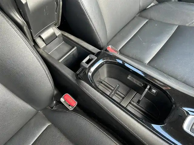 ホンダ ヴェゼル ハイブリッド Z ホンダセンシング 群馬県 2016(平28)年 8.8万km クリスタルブラックパール ワンオ-ナ-/ディーラーオプション8インチインターナビ/ CD/DVD/Bluetooth/SD/AUX/HDMI/USB/フルセグTV/バックカメラ/Honda SENSING/・ACC(アダプティブクルーズコントロール)/・CMBS（衝突被害軽減ブレーキ）/・LKAS（車線維持支援システム）/・路外逸脱抑制機能/・誤発進抑制機能/・先行車発進お知らせ機能/・標識認識機能/・歩行者事故低減ステアリング/・オートハイビーム/レザーシート/前席シートヒーター/前席パワーシート/運転席メモリーシート/革巻きステアリング/ステアリングリモコン/ETC/電子パーキングブレーキ/オートブレーキホールド/純正LEDヘッドライト/純正18インチアルミ/前方ドライブレコーダー/保証書/取扱説明書