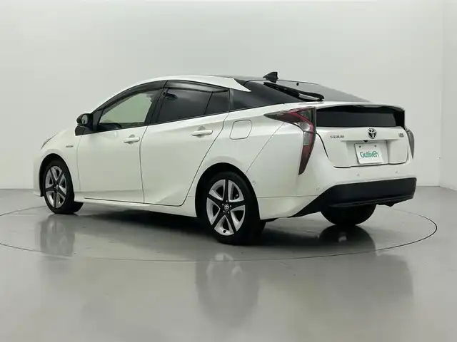 トヨタ プリウス Sセーフティプラス ツートーン 熊本県 2018(平30)年 8.5万km アティチュードブラックマイカ/ホワイトパールクリスタルシャイン ワンオーナー　/禁煙車　/純正9インチナビ（ＣＤ・ＤＶＤ・フルセグ・ＢＴ・ＳＤ）/バックカメラ　/ビルトインＥＴＣ２．０　/前後クリアランスソナー　/トヨタセーフティーセンス/・レーダークルーズコントロール/・プリクラッシュセーフティ/・レーンディパーチャーアラート/・オートハイビーム/横滑り防止/純正フロアマット/純正17インチAW/オートライト/LEDヘッドライト/フォグランプ/スマートキー/プッシュスタート/スペアキー1本/保証書