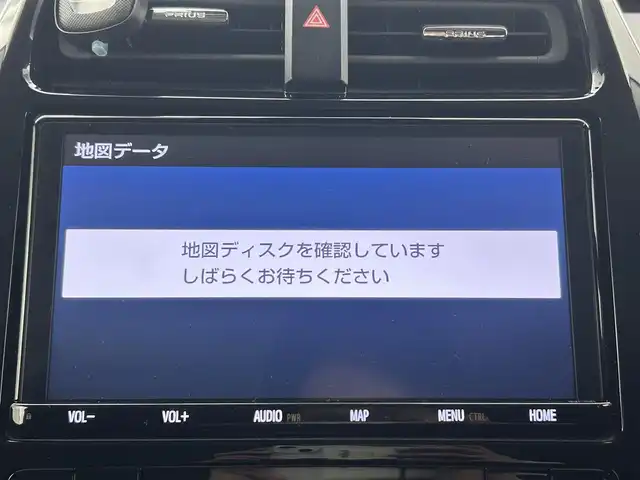 トヨタ プリウス Sセーフティプラス ツートーン 熊本県 2018(平30)年 8.5万km アティチュードブラックマイカ/ホワイトパールクリスタルシャイン ワンオーナー　/禁煙車　/純正9インチナビ（ＣＤ・ＤＶＤ・フルセグ・ＢＴ・ＳＤ）/バックカメラ　/ビルトインＥＴＣ２．０　/前後クリアランスソナー　/トヨタセーフティーセンス/・レーダークルーズコントロール/・プリクラッシュセーフティ/・レーンディパーチャーアラート/・オートハイビーム/横滑り防止/純正フロアマット/純正17インチAW/オートライト/LEDヘッドライト/フォグランプ/スマートキー/プッシュスタート/スペアキー1本/保証書