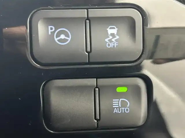 トヨタ プリウス Sセーフティプラス ツートーン 熊本県 2018(平30)年 8.5万km アティチュードブラックマイカ/ホワイトパールクリスタルシャイン ワンオーナー　/禁煙車　/純正9インチナビ（ＣＤ・ＤＶＤ・フルセグ・ＢＴ・ＳＤ）/バックカメラ　/ビルトインＥＴＣ２．０　/前後クリアランスソナー　/トヨタセーフティーセンス/・レーダークルーズコントロール/・プリクラッシュセーフティ/・レーンディパーチャーアラート/・オートハイビーム/横滑り防止/純正フロアマット/純正17インチAW/オートライト/LEDヘッドライト/フォグランプ/スマートキー/プッシュスタート/スペアキー1本/保証書