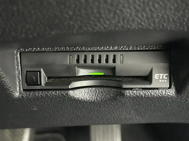 トヨタ プリウス Sセーフティプラス ツートーン 熊本県 2018(平30)年 8.5万km アティチュードブラックマイカ/ホワイトパールクリスタルシャイン ワンオーナー　/禁煙車　/純正9インチナビ（ＣＤ・ＤＶＤ・フルセグ・ＢＴ・ＳＤ）/バックカメラ　/ビルトインＥＴＣ２．０　/前後クリアランスソナー　/トヨタセーフティーセンス/・レーダークルーズコントロール/・プリクラッシュセーフティ/・レーンディパーチャーアラート/・オートハイビーム/横滑り防止/純正フロアマット/純正17インチAW/オートライト/LEDヘッドライト/フォグランプ/スマートキー/プッシュスタート/スペアキー1本/保証書