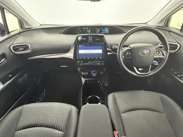 トヨタ プリウス Sセーフティプラス ツートーン 熊本県 2018(平30)年 8.5万km アティチュードブラックマイカ/ホワイトパールクリスタルシャイン ワンオーナー　/禁煙車　/純正9インチナビ（ＣＤ・ＤＶＤ・フルセグ・ＢＴ・ＳＤ）/バックカメラ　/ビルトインＥＴＣ２．０　/前後クリアランスソナー　/トヨタセーフティーセンス/・レーダークルーズコントロール/・プリクラッシュセーフティ/・レーンディパーチャーアラート/・オートハイビーム/横滑り防止/純正フロアマット/純正17インチAW/オートライト/LEDヘッドライト/フォグランプ/スマートキー/プッシュスタート/スペアキー1本/保証書