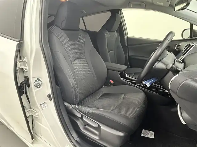 トヨタ プリウス Sセーフティプラス ツートーン 熊本県 2018(平30)年 8.5万km アティチュードブラックマイカ/ホワイトパールクリスタルシャイン ワンオーナー　/禁煙車　/純正9インチナビ（ＣＤ・ＤＶＤ・フルセグ・ＢＴ・ＳＤ）/バックカメラ　/ビルトインＥＴＣ２．０　/前後クリアランスソナー　/トヨタセーフティーセンス/・レーダークルーズコントロール/・プリクラッシュセーフティ/・レーンディパーチャーアラート/・オートハイビーム/横滑り防止/純正フロアマット/純正17インチAW/オートライト/LEDヘッドライト/フォグランプ/スマートキー/プッシュスタート/スペアキー1本/保証書