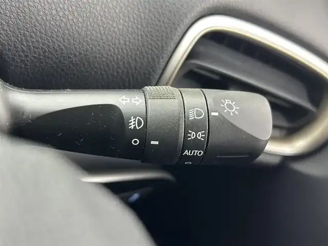 トヨタ プリウス Sセーフティプラス ツートーン 熊本県 2018(平30)年 8.5万km アティチュードブラックマイカ/ホワイトパールクリスタルシャイン ワンオーナー　/禁煙車　/純正9インチナビ（ＣＤ・ＤＶＤ・フルセグ・ＢＴ・ＳＤ）/バックカメラ　/ビルトインＥＴＣ２．０　/前後クリアランスソナー　/トヨタセーフティーセンス/・レーダークルーズコントロール/・プリクラッシュセーフティ/・レーンディパーチャーアラート/・オートハイビーム/横滑り防止/純正フロアマット/純正17インチAW/オートライト/LEDヘッドライト/フォグランプ/スマートキー/プッシュスタート/スペアキー1本/保証書