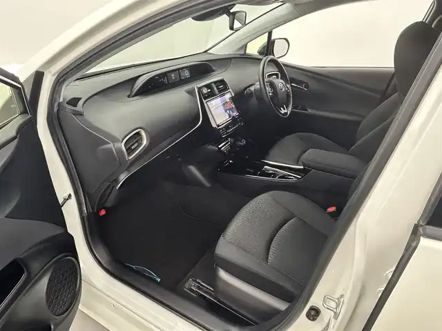 トヨタ プリウス Sセーフティプラス ツートーン 熊本県 2018(平30)年 8.5万km アティチュードブラックマイカ/ホワイトパールクリスタルシャイン ワンオーナー　/禁煙車　/純正9インチナビ（ＣＤ・ＤＶＤ・フルセグ・ＢＴ・ＳＤ）/バックカメラ　/ビルトインＥＴＣ２．０　/前後クリアランスソナー　/トヨタセーフティーセンス/・レーダークルーズコントロール/・プリクラッシュセーフティ/・レーンディパーチャーアラート/・オートハイビーム/横滑り防止/純正フロアマット/純正17インチAW/オートライト/LEDヘッドライト/フォグランプ/スマートキー/プッシュスタート/スペアキー1本/保証書