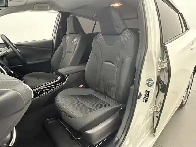 トヨタ プリウス Sセーフティプラス ツートーン 熊本県 2018(平30)年 8.5万km アティチュードブラックマイカ/ホワイトパールクリスタルシャイン ワンオーナー　/禁煙車　/純正9インチナビ（ＣＤ・ＤＶＤ・フルセグ・ＢＴ・ＳＤ）/バックカメラ　/ビルトインＥＴＣ２．０　/前後クリアランスソナー　/トヨタセーフティーセンス/・レーダークルーズコントロール/・プリクラッシュセーフティ/・レーンディパーチャーアラート/・オートハイビーム/横滑り防止/純正フロアマット/純正17インチAW/オートライト/LEDヘッドライト/フォグランプ/スマートキー/プッシュスタート/スペアキー1本/保証書