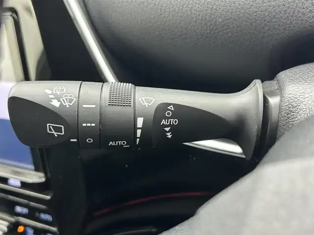 トヨタ プリウス Sセーフティプラス ツートーン 熊本県 2018(平30)年 8.5万km アティチュードブラックマイカ/ホワイトパールクリスタルシャイン ワンオーナー　/禁煙車　/純正9インチナビ（ＣＤ・ＤＶＤ・フルセグ・ＢＴ・ＳＤ）/バックカメラ　/ビルトインＥＴＣ２．０　/前後クリアランスソナー　/トヨタセーフティーセンス/・レーダークルーズコントロール/・プリクラッシュセーフティ/・レーンディパーチャーアラート/・オートハイビーム/横滑り防止/純正フロアマット/純正17インチAW/オートライト/LEDヘッドライト/フォグランプ/スマートキー/プッシュスタート/スペアキー1本/保証書