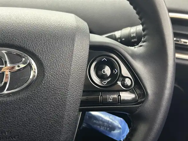 トヨタ プリウス Sセーフティプラス ツートーン 熊本県 2018(平30)年 8.5万km アティチュードブラックマイカ/ホワイトパールクリスタルシャイン ワンオーナー　/禁煙車　/純正9インチナビ（ＣＤ・ＤＶＤ・フルセグ・ＢＴ・ＳＤ）/バックカメラ　/ビルトインＥＴＣ２．０　/前後クリアランスソナー　/トヨタセーフティーセンス/・レーダークルーズコントロール/・プリクラッシュセーフティ/・レーンディパーチャーアラート/・オートハイビーム/横滑り防止/純正フロアマット/純正17インチAW/オートライト/LEDヘッドライト/フォグランプ/スマートキー/プッシュスタート/スペアキー1本/保証書