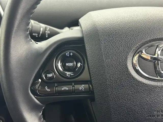 トヨタ プリウス Sセーフティプラス ツートーン 熊本県 2018(平30)年 8.5万km アティチュードブラックマイカ/ホワイトパールクリスタルシャイン ワンオーナー　/禁煙車　/純正9インチナビ（ＣＤ・ＤＶＤ・フルセグ・ＢＴ・ＳＤ）/バックカメラ　/ビルトインＥＴＣ２．０　/前後クリアランスソナー　/トヨタセーフティーセンス/・レーダークルーズコントロール/・プリクラッシュセーフティ/・レーンディパーチャーアラート/・オートハイビーム/横滑り防止/純正フロアマット/純正17インチAW/オートライト/LEDヘッドライト/フォグランプ/スマートキー/プッシュスタート/スペアキー1本/保証書