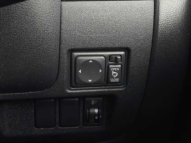 日産 マーチ 12S Vパッケージ 新潟県 2012(平24)年 8.2万km ブリリアントシルバー 純正SDナビ/(AM/FM/CD/SD/ワンセグ/Bluetooth)/ヘッドライトレベライザー/社外アルミホイール付冬タイヤ積込/(165/70/R14/7mm)/電動格納ミラー/ドアバイザー
