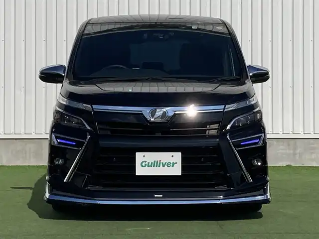 トヨタ ヴォクシー ZS 煌Ⅱ 香川県 2019(令1)年 3.9万km ブラック 登録時走行距離：38715km/ディーラー純正10型ナビ/　CD DVD BT フルセグTV/バックカメラ/両側パワースライドドア/モデリスタエアロ/車高調/プリクラッシュセーフティシステム/レーンキープアシスト/クルーズコントロール/オートハイビーム/LEDヘッドライト/オートライト/フォグランプ/横滑り防止装置/アイドリングストップ/ETC/ロールサンシェード/ISOFIX/プッシュスタート/スマートキー