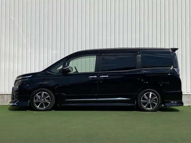 トヨタ ヴォクシー ZS 煌Ⅱ 香川県 2019(令1)年 3.9万km ブラック 登録時走行距離：38715km/ディーラー純正10型ナビ/　CD DVD BT フルセグTV/バックカメラ/両側パワースライドドア/モデリスタエアロ/車高調/プリクラッシュセーフティシステム/レーンキープアシスト/クルーズコントロール/オートハイビーム/LEDヘッドライト/オートライト/フォグランプ/横滑り防止装置/アイドリングストップ/ETC/ロールサンシェード/ISOFIX/プッシュスタート/スマートキー