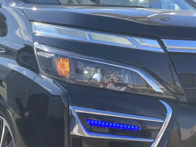 トヨタ ヴォクシー ZS 煌Ⅱ 香川県 2019(令1)年 3.9万km ブラック 登録時走行距離：38715km/ディーラー純正10型ナビ/　CD DVD BT フルセグTV/バックカメラ/両側パワースライドドア/モデリスタエアロ/車高調/プリクラッシュセーフティシステム/レーンキープアシスト/クルーズコントロール/オートハイビーム/LEDヘッドライト/オートライト/フォグランプ/横滑り防止装置/アイドリングストップ/ETC/ロールサンシェード/ISOFIX/プッシュスタート/スマートキー