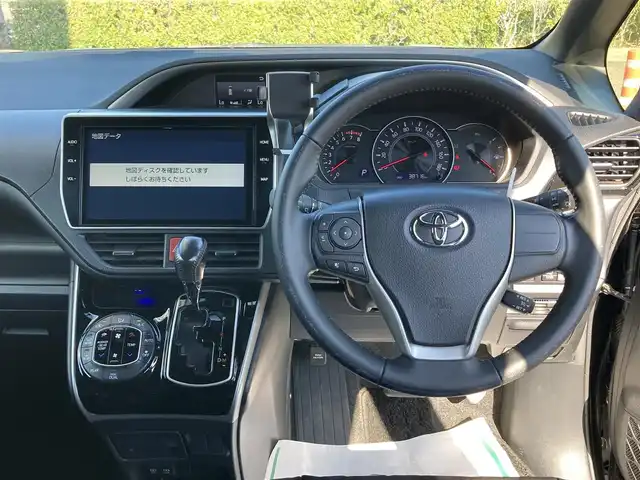 トヨタ ヴォクシー ZS 煌Ⅱ 香川県 2019(令1)年 3.9万km ブラック 登録時走行距離：38715km/ディーラー純正10型ナビ/　CD DVD BT フルセグTV/バックカメラ/両側パワースライドドア/モデリスタエアロ/車高調/プリクラッシュセーフティシステム/レーンキープアシスト/クルーズコントロール/オートハイビーム/LEDヘッドライト/オートライト/フォグランプ/横滑り防止装置/アイドリングストップ/ETC/ロールサンシェード/ISOFIX/プッシュスタート/スマートキー