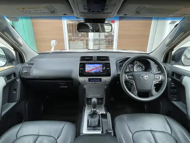 トヨタ ランドクルーザー プラド TX 宮崎県 2018(平30)年 3.3万km ホワイトパールクリスタルシャイン 4WD/RAYS17インチAW/社外7インチナビ（MDV-Z701W）/フルセグTV/Bluetooth/バックカメラ/プリクラッシュセーフティ/レーダークルーズコントロール/プッシュスタート/スマートキー/ステアリングスイッチ/LEDヘッドライト/オートライト/オートハイビーム/ETC/セーフティセンス/レーンディパーチャーアラート/ヒッチメンバー