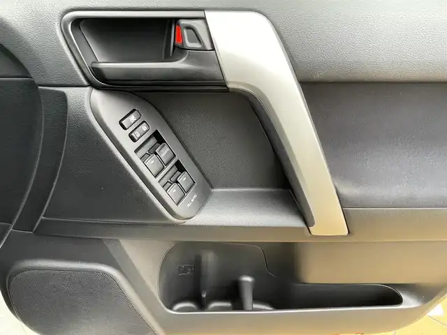 トヨタ ランドクルーザー プラド TX 宮崎県 2018(平30)年 3.3万km ホワイトパールクリスタルシャイン 4WD/RAYS17インチAW/社外7インチナビ（MDV-Z701W）/フルセグTV/Bluetooth/バックカメラ/プリクラッシュセーフティ/レーダークルーズコントロール/プッシュスタート/スマートキー/ステアリングスイッチ/LEDヘッドライト/オートライト/オートハイビーム/ETC/セーフティセンス/レーンディパーチャーアラート/ヒッチメンバー