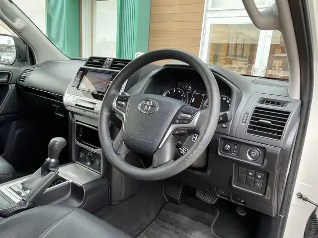 トヨタ ランドクルーザー プラド TX 宮崎県 2018(平30)年 3.3万km ホワイトパールクリスタルシャイン 4WD/RAYS17インチAW/社外7インチナビ（MDV-Z701W）/フルセグTV/Bluetooth/バックカメラ/プリクラッシュセーフティ/レーダークルーズコントロール/プッシュスタート/スマートキー/ステアリングスイッチ/LEDヘッドライト/オートライト/オートハイビーム/ETC/セーフティセンス/レーンディパーチャーアラート/ヒッチメンバー