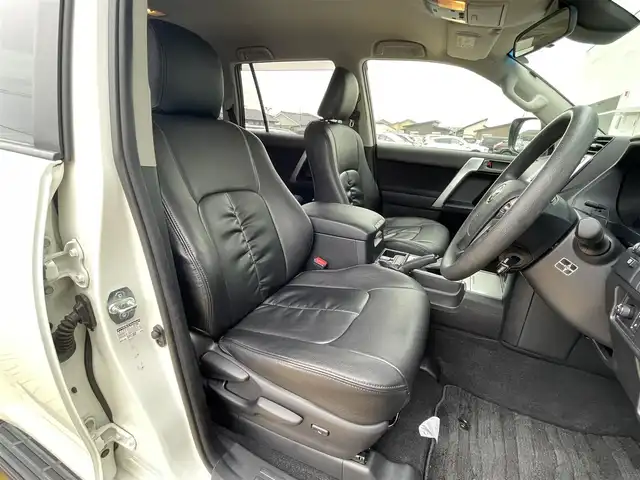 トヨタ ランドクルーザー プラド TX 宮崎県 2018(平30)年 3.3万km ホワイトパールクリスタルシャイン 4WD/RAYS17インチAW/社外7インチナビ（MDV-Z701W）/フルセグTV/Bluetooth/バックカメラ/プリクラッシュセーフティ/レーダークルーズコントロール/プッシュスタート/スマートキー/ステアリングスイッチ/LEDヘッドライト/オートライト/オートハイビーム/ETC/セーフティセンス/レーンディパーチャーアラート/ヒッチメンバー