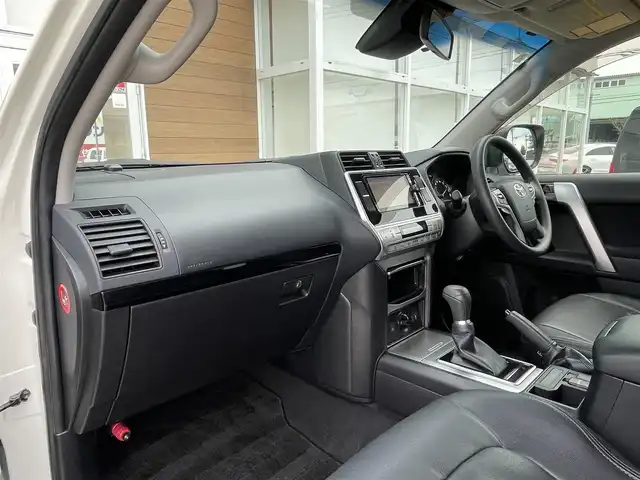 トヨタ ランドクルーザー プラド TX 宮崎県 2018(平30)年 3.3万km ホワイトパールクリスタルシャイン 4WD/RAYS17インチAW/社外7インチナビ（MDV-Z701W）/フルセグTV/Bluetooth/バックカメラ/プリクラッシュセーフティ/レーダークルーズコントロール/プッシュスタート/スマートキー/ステアリングスイッチ/LEDヘッドライト/オートライト/オートハイビーム/ETC/セーフティセンス/レーンディパーチャーアラート/ヒッチメンバー