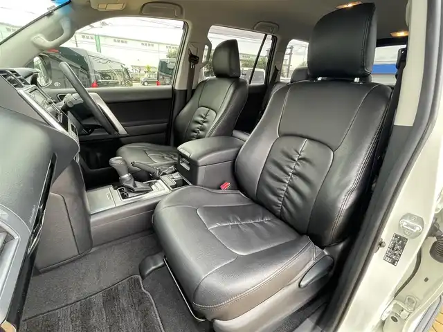 トヨタ ランドクルーザー プラド TX 宮崎県 2018(平30)年 3.3万km ホワイトパールクリスタルシャイン 4WD/RAYS17インチAW/社外7インチナビ（MDV-Z701W）/フルセグTV/Bluetooth/バックカメラ/プリクラッシュセーフティ/レーダークルーズコントロール/プッシュスタート/スマートキー/ステアリングスイッチ/LEDヘッドライト/オートライト/オートハイビーム/ETC/セーフティセンス/レーンディパーチャーアラート/ヒッチメンバー