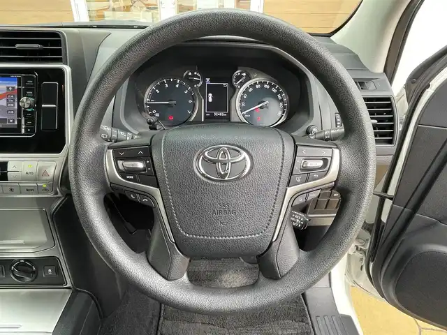 トヨタ ランドクルーザー プラド TX 宮崎県 2018(平30)年 3.3万km ホワイトパールクリスタルシャイン 4WD/RAYS17インチAW/社外7インチナビ（MDV-Z701W）/フルセグTV/Bluetooth/バックカメラ/プリクラッシュセーフティ/レーダークルーズコントロール/プッシュスタート/スマートキー/ステアリングスイッチ/LEDヘッドライト/オートライト/オートハイビーム/ETC/セーフティセンス/レーンディパーチャーアラート/ヒッチメンバー